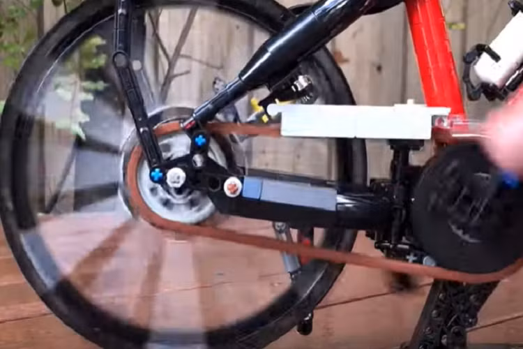 YouTuber giải thích rằng mô hình của anh ấy có sự cân bằng tốt giữa các viên gạch hệ thống và kỹ thuật, và anh ấy muốn chia sẻ tác phẩm của mình với toàn bộ cộng đồng LEGO. Anh ấy cũng nghĩ rằng chiếc xe đạp LEGO đặc biệt này của mình có thể thu hút rất nhiều đối tượng, từ trẻ em đến người lớn.