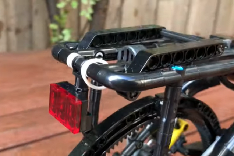 Anh ta cũng chú ý đến các chi tiết và phụ kiện như giá đựng chai nước, bộ định vị GPS cho xe đạp, giá đỡ phía sau, đèn hậu, và thậm chí cả chân chống. “SleepyCow” thậm chí còn xem xét khía cạnh bảo mật và buộc một chiếc khóa chữ U lên xe.