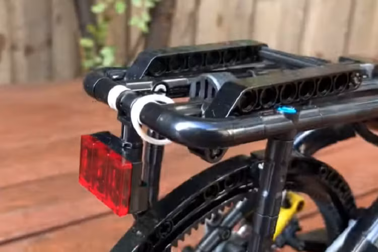 Anh ta cũng chú ý đến các chi tiết và phụ kiện như giá đựng chai nước, bộ định vị GPS cho xe đạp, giá đỡ phía sau, đèn hậu, và thậm chí cả chân chống. “SleepyCow” thậm chí còn xem xét khía cạnh bảo mật và buộc một chiếc khóa chữ U lên xe.