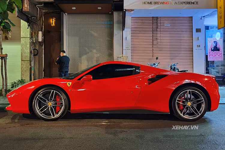 Ferrari 488 Spider vẫn sử dụng động cơ tăng áp kép V8 3,9L tương tự như bản Coupe, cho ra công suất 660 mã lực và 760Nm mô-men xoắn cực đại. Tuy nhiên, khả năng hiệu suất của 488 Spider mui trần bị giảm một chút so với Coupe, vì trọng lượng 1.420kg - nặng hơn bản Coupe 50kg, ở tiêu chuẩn, một chiếc Ferrari 488 Spider có thể tăng tốc từ 0 - 200 km/h trong 8,7 giây, trước khi cán tới tốc độ tối đa 325 km/h, trong khi bản Coupe chỉ mất 8,7 giây và có vận tốc cực đại là 330 km/h. 