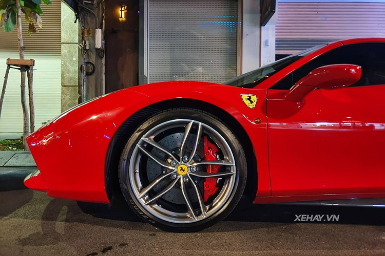 Theo tìm hiểu, chiếc Ferrari 488 Spider trong bài viết được đưa về nước hồi năm 2017 bởi một đơn vị nhập xe tư nhân ở thủ đô Hà Nội với mức giá lên tới hơn 20 tỷ đồng. Hiện nay, chiếc xe đã được đăng ký biển số tại TP. HCMvà đây cũng là nơi "siêu ngựa" Ý đang định cư cùng chủ nhân.