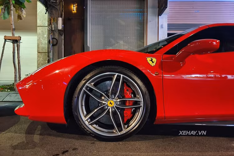 Theo tìm hiểu, chiếc Ferrari 488 Spider trong bài viết được đưa về nước hồi năm 2017 bởi một đơn vị nhập xe tư nhân ở thủ đô Hà Nội với mức giá lên tới hơn 20 tỷ đồng. Hiện nay, chiếc xe đã được đăng ký biển số tại TP. HCMvà đây cũng là nơi "siêu ngựa" Ý đang định cư cùng chủ nhân.