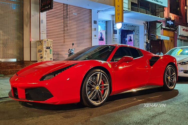 Sở dĩ Ferrari 488 Spider tại Việt Nam được đánh giá là siêu xe mui trần tốt nhất với các đại gia Việt là bởi những đặc tính của mẫu xe này rất phù hợp với điều kiện môi trường nước ta. Trong đó, 2 yếu tố nổi bật nhất phải kể tới là bộ mui xếp cứng bằng kim loại thay vì mui mềm bằng vải đặc biệt thích hợp với điều kiện môi trường nóng, ẩm của Việt Nam.
