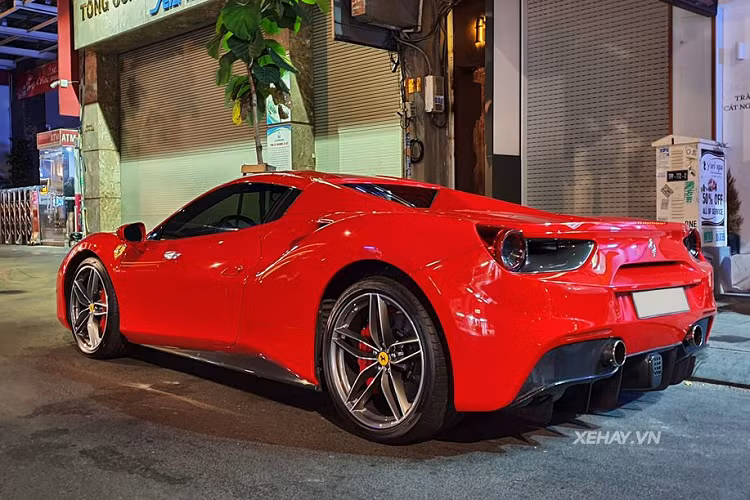 Ngoài ra, bộ mâm 5 chấu kép kích cỡ 20 inch độc đáo và hệ thống má phanh màu đỏ, tương đồng với màu ngoại thất cũng gia tăng sự quyến rũ cho mẫu siêu xe nước Ý. Điểm khác biệt rõ rệt nhất giữa Ferrari 488 Spider và Coupe là việc Spider đã không còn tấm mui cứng trên đỉnh nữa, thay vào đó là phần mui xếp cứng có thể đóng / mở trong 14 giây bằng một nút bấm đặc biệt. Ngoài ra, phần nắp động cơ của 488 Spider cũng không còn trong suốt nữa, nó đã được thiết kế lại và che giấu toàn bộ động cơ bên dưới. 