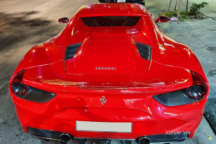 Tiếp tới, tầm qua sát khi ngồi bên trong Ferrari 488 Spider cũng đem đến cảm giác dễ dàng hơn hẳn so với những đối thủ cùng phân khúc như Lamborghini. Điều này kết hợp cùng khả năng vận hành uy lực nhưng vẫn đủ mềm mại giúp cho chủ nhân có thể linh hoạt trong việc điều khiển chiếc xe di chuyển trong đường phố đô thị, nơi có mật độ giao thông đông đúc. Về diện mạo, ngoài bộ cánh màu đỏ Rosso corsa truyền thống và nổi bật, Ferrari 488 Spider còn sở hệ thống đèn chiếu sáng công nghệ Full-Led hiện đại và nổi bật hơn hẳn so với "đàn anh" 458 Italia.