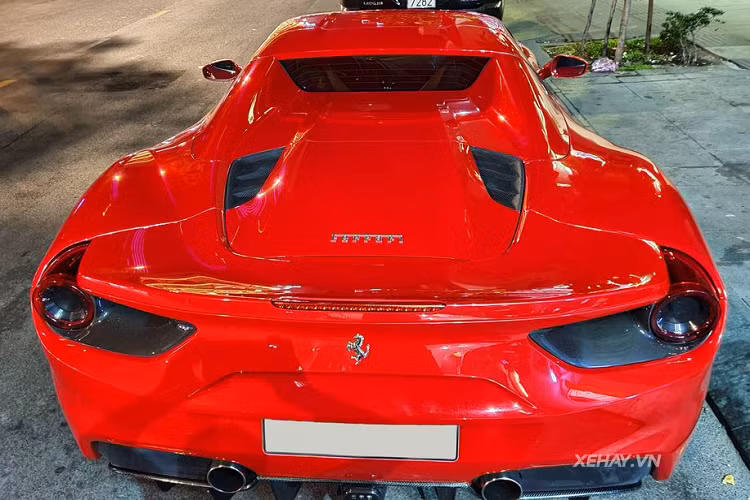 Tiếp tới, tầm qua sát khi ngồi bên trong Ferrari 488 Spider cũng đem đến cảm giác dễ dàng hơn hẳn so với những đối thủ cùng phân khúc như Lamborghini. Điều này kết hợp cùng khả năng vận hành uy lực nhưng vẫn đủ mềm mại giúp cho chủ nhân có thể linh hoạt trong việc điều khiển chiếc xe di chuyển trong đường phố đô thị, nơi có mật độ giao thông đông đúc. Về diện mạo, ngoài bộ cánh màu đỏ Rosso corsa truyền thống và nổi bật, Ferrari 488 Spider còn sở hệ thống đèn chiếu sáng công nghệ Full-Led hiện đại và nổi bật hơn hẳn so với "đàn anh" 458 Italia.