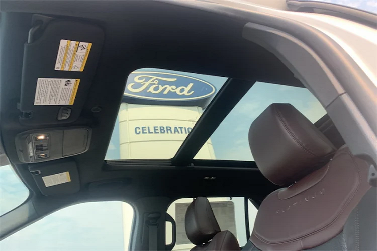 Tại Mỹ, giá xe Ford Explorer 2021 phiên bản Platium có mức bán ra khởi điểm từ 52.730 USD (khoảng 1,2 tỷ đồng).