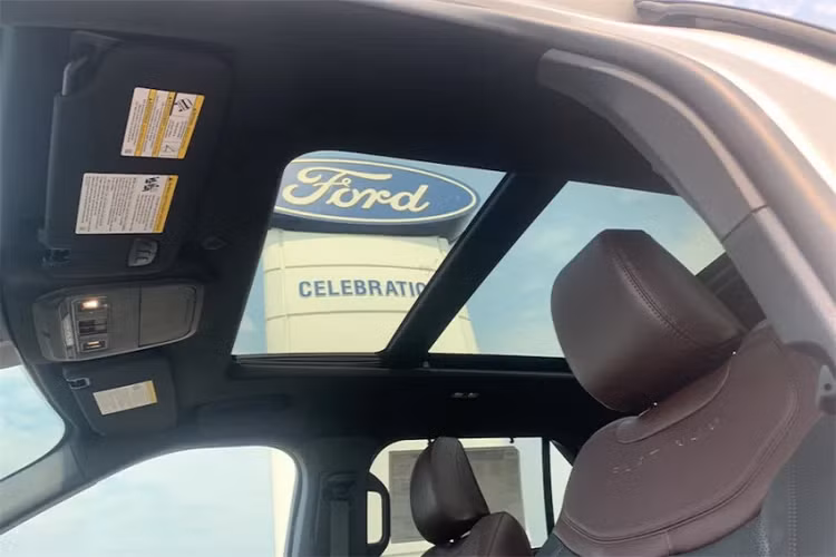 Tại Mỹ, giá xe Ford Explorer 2021 phiên bản Platium có mức bán ra khởi điểm từ 52.730 USD (khoảng 1,2 tỷ đồng).