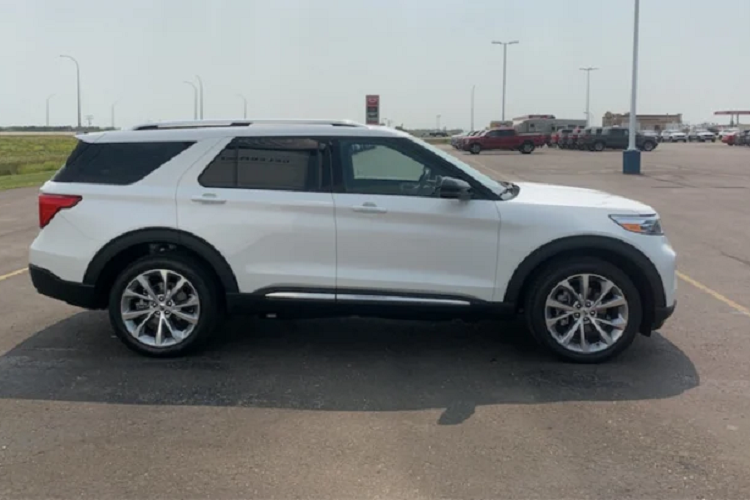 Ngoài ra, Explorer mới có cả hệ thống kiểm soát hành trình thích ứng với công nghệ tập trung giữ làn đường, gói hỗ trợ đỗ xe mới nhất (Ford Active Park Assistant 2.0) hỗ trợ đỗ xe song song hoặc vuông góc mà không cần “vần” vô-lăng có trên bản Explorer Platinum.