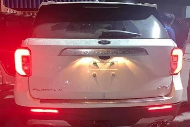 Sau khi đóng đủ các loại thuế phí để ra biển trắng và lăn bánh, chiếc Explorer Platinum mới về Việt Nam này sẽ có giá không dưới 4 tỷ đồng.