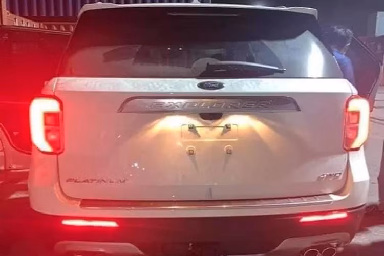 Sau khi đóng đủ các loại thuế phí để ra biển trắng và lăn bánh, chiếc Explorer Platinum mới về Việt Nam này sẽ có giá không dưới 4 tỷ đồng.