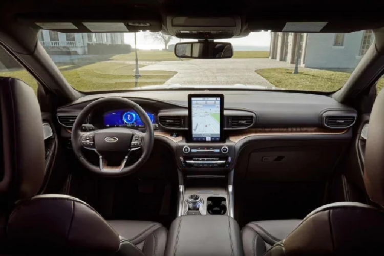 Xe đi kèm với nhiều tiện nghi như cốp sau đóng mở bằng điện, kết nối WiFi 4G LTE cho 1 lúc 10 thiết bị. Hệ thống FordPass Connect cho phép chủ sở hữu truy cập xe từ xa qua SmartPhone với các tính năng như: khoá/ mở khóa, định vị và khởi động xe,...