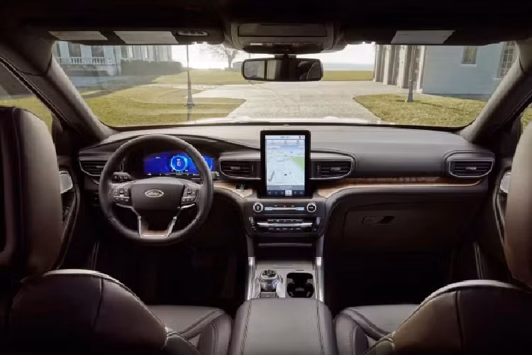 Xe đi kèm với nhiều tiện nghi như cốp sau đóng mở bằng điện, kết nối WiFi 4G LTE cho 1 lúc 10 thiết bị. Hệ thống FordPass Connect cho phép chủ sở hữu truy cập xe từ xa qua SmartPhone với các tính năng như: khoá/ mở khóa, định vị và khởi động xe,...