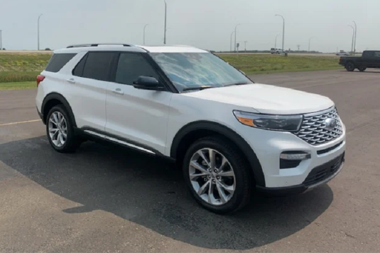 Về an toàn và hỗ trợ lái, Explorer thế hệ mới được trang bị Tiêu chuẩn gói an toàn Co-Pilot360 gồm nhiều món “đồ chơi” như cảnh báo điểm mù, hỗ trợ giữ làn đường, đèn pha chiếu xa tự động, phanh tự động phát hiện người bộ và hơn nữa.