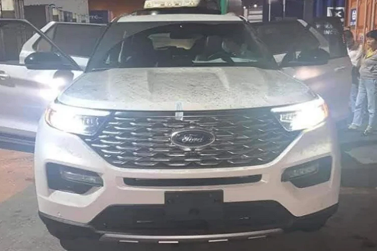 So với Explorer thế hệ mới phiên bản Limited sắp được Ford Việt Nam phân phối dùng máy 4cyl 2.3L tăng áp. Chiếc Ford Explorer 2021 nhập tư này thuộc phiên bản Platinum trang bị cao cấp hơn, sử dụng động cơ V6 3.0L tăng áp kép công nghệ EcoBoost cho công suất tối đa 365 mã lực và mô-men xoắn cực đại 515Nm. Sức mạnh được truyền xuống bốn bánh (Intelligent 4WD) thông qua hộp số tự động 10 cấp.