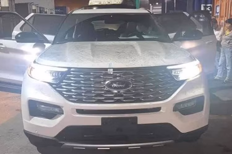 So với Explorer thế hệ mới phiên bản Limited sắp được Ford Việt Nam phân phối dùng máy 4cyl 2.3L tăng áp. Chiếc Ford Explorer 2021 nhập tư này thuộc phiên bản Platinum trang bị cao cấp hơn, sử dụng động cơ V6 3.0L tăng áp kép công nghệ EcoBoost cho công suất tối đa 365 mã lực và mô-men xoắn cực đại 515Nm. Sức mạnh được truyền xuống bốn bánh (Intelligent 4WD) thông qua hộp số tự động 10 cấp.