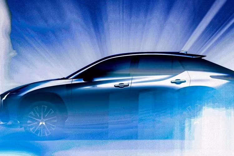 Video của hãng Lexus không hé lộ nhiều thông tin về RZ mới. Chỉ thấy rằng, mẫu SUV này sở hữu lưới tản nhiệt hình con suốt đặc trưng của hãng Lexus. Bên cạnh đó là dải đèn LED định vị hình chữ "L" tích hợp vào bên trong đèn pha. Ở hai góc đầu xe, Lexus RZ hoàn toàn mới còn được trang bị 2 khe gió cỡ lớn.