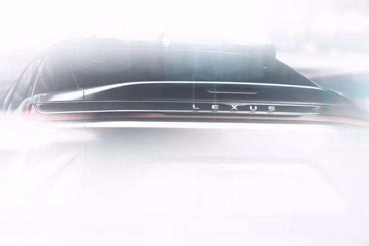 Bên sườn, Lexus RZ được thiết kế mượt mà và đi kèm nóc dốc về phía sau theo phong cách xe coupe. Có vẻ như cổng sạc của mẫu xe này nằm ở vị trí giữa chắn bùn trước và cửa bên ghế lái. Thêm vào đó là đường dập gân kéo dài từ chắn bùn trước đến cửa sau và bộ vành đa chấu. Đằng sau Lexus RZ xuất hiện cụm đèn hậu nối liền với nhau, vắt ngang đuôi xe. Nằm ngay bên trên đèn hậu là tem chữ nổi Lexus thay cho logo của hãng này.