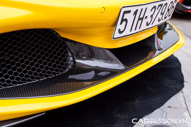 Chiếc Ferrari F8 Spider tại Việt Nam sở hữu khoang nội thất được phối với tông màu tối, điểm nhấn là những đường chỉ khâu màu vàng. Ghế ngồi chỉnh điện và có sự xuất hiện của một đường sọc vàng chạy dọc theo lưng ghế. Vô-lăng và bảng táp-lô được ốp sợi carbon, ẩn phía sau vô-lăng là lẫy chuyển số to bản và cụm đồng hồ tốc độ đặc trưng. Ở khu vực ghế phụ, bảng táp-lô được đính tên xe và trang bị tùy chọn màn hình cảm ứng 7 inch và giao diện người dùng Human Machine Interface (HMI).