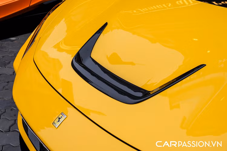 Không chỉ đem lại âm thanh động cơ đầy uy lực, bộ ống xả độ có cấu tạo từ vật liệu Inconel này còn giúp tối ưu hóa hiệu năng vận hành cho mẫu siêu xe mui trần của nữ doanh nhân 9X ngành cà phê. Cụm đèn hậu kép hình tròn khiến chúng ta nhớ đến mẫu xe đàn anh F430 và chụp ống xả bọc sợi carbon khá ấn tượng.