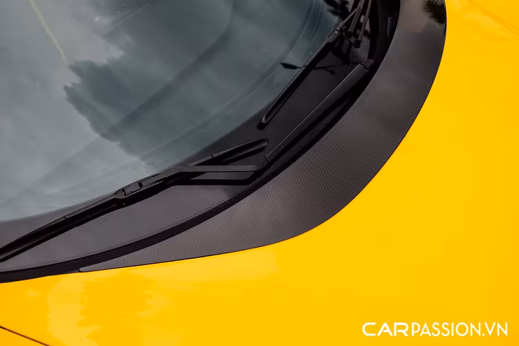 Khối động cơ này sản sinh công suất tối đa 710 mã lực tại vòng tua máy 8.000 vòng/phút và mô men xoắn cực đại đạt mức 770 Nm tại vòng tua 3.250 vòng/phút. Nhờ hộp số tự động 7 cấp ly hợp kép F1, xe chỉ mất 2,9 giây để tăng tốc từ 0-100 km/h, 8,4 giây để chạm mốc 200 km/h, tốc độ tối đa đạt ngưỡng 325 km/h khi mở mui và 340 km/h khi đóng mui.