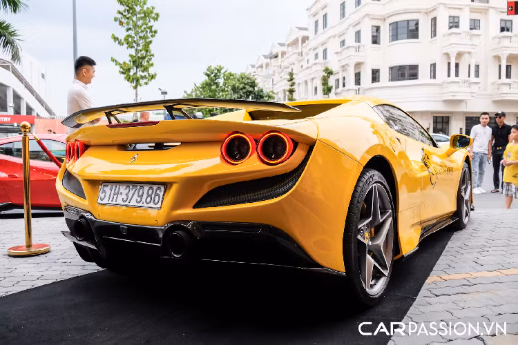 Gói nâng cấp của nhà độ nước Đức còn bổ sung thêm hai thanh nẹp hông và ốp khe chia gió cho "siêu ngựa" nước Ý. Trong thời gian tới, nữ doanh nhân 9X ngành cà phê sẽ tiếp tục bổ sung thêm tay nắm cửa bằng sợi carbon cho xe. Thân xe khiến cho chúng ta có cảm giác hoài cổ khi nhớ về hai thế hệ tiền nhiệm là 458 và 488 khi đều sở hữu thiết kế uốn lượn đầy quyến rũ và không kém phần khí động học.