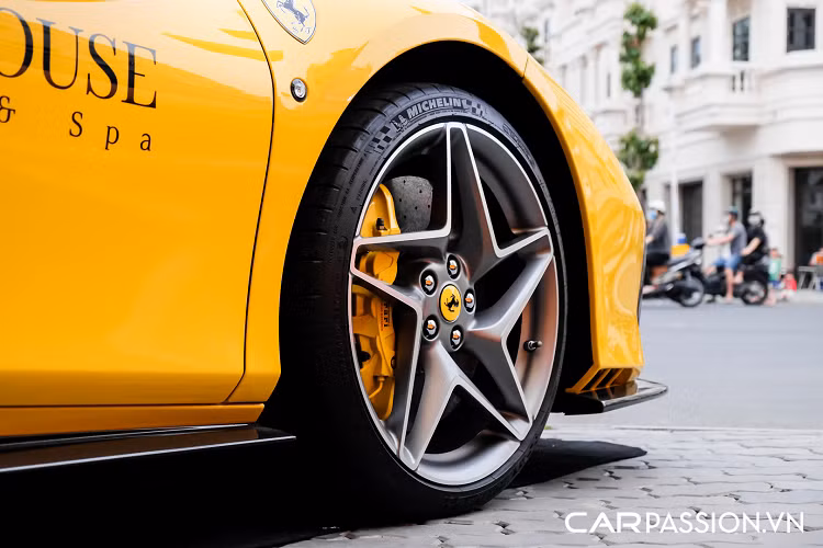 Về mặt thiết kế, Ferrari đã thay đổi gần như toàn bộ ngoại thất so với đàn anh 488 Spider nhưng xe lại được thừa hưởng một số nét tương đồng với chiếc Ferrari 488 Pista Spider. Phần đầu xe của F8 Spider có thiên hướng vuốt nhọn về phía trước, cản trước được trang bị hai hốc hút gió lớn, ở vị trí trung tâm là một khe gió nhỏ liên kết với nắp ca-pô thông qua một ống dẫn khí S-Duct. Ống dẫn khí này được Ferrari lần đầu đưa vào sử dụng trên chiếc 488 Pista, trên F8 Spider chi tiết này giúp tăng 15% lực ép xuống cho phần đầu xe so với 488 Spider.