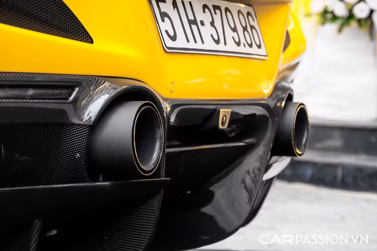 Bản độ này vẫn sử dụng bộ mâm 5 chấu kép dạng xoáy nguyên bản. Khiên Scuderia đặt ở vòm bánh trước và phía sau có sự xuất hiện của một hốc hút gió với thiết kế hầm hố. Ẩn sau bộ mâm màu bạc là cùm phanh Brembo Ferrari sơn màu vàng tương tự lớp sơn ngoại thất và đĩa phanh carbon ceramic.
