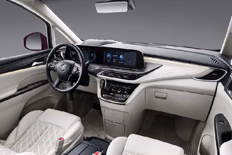 Bước vào bên trong Buick GL8 Avenir 2022, người dùng sẽ thấy mặt táp-lô được thiết kế vuốt lên trên. Trên mặt táp-lô có 2 màn hình 12,3 inch của bảng đồng hồ và hệ thống thông tin giải trí. 2 màn hình này nằm trong cùng một khối giống xe sang Mercedes-Benz.