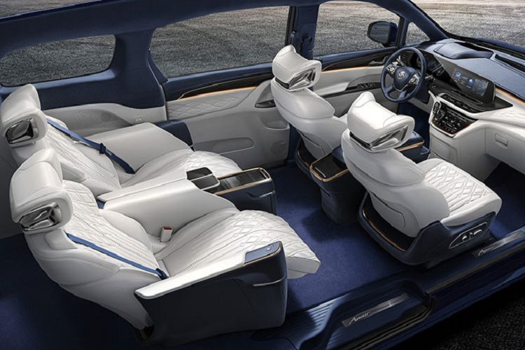 Khi mua Buick GL8 Avenir 2022, khách hàng Trung Quốc có thể chọn phiên bản 7 chỗ, 6 chỗ hoặc 4 chỗ. Trong đó, phiên bản 6 chỗ và 7 chỗ có nội thất phối 2 màu đỏ rượu và trắng. Riêng bản 4 chỗ sang trọng nhất lại đi kèm nội thất bọc da màu be và thảm sàn màu xanh đậm, kết hợp cùng ngoại thất màu xanh dương.