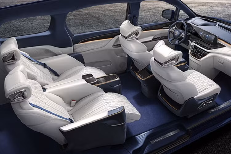 Khi mua Buick GL8 Avenir 2022, khách hàng Trung Quốc có thể chọn phiên bản 7 chỗ, 6 chỗ hoặc 4 chỗ. Trong đó, phiên bản 6 chỗ và 7 chỗ có nội thất phối 2 màu đỏ rượu và trắng. Riêng bản 4 chỗ sang trọng nhất lại đi kèm nội thất bọc da màu be và thảm sàn màu xanh đậm, kết hợp cùng ngoại thất màu xanh dương.