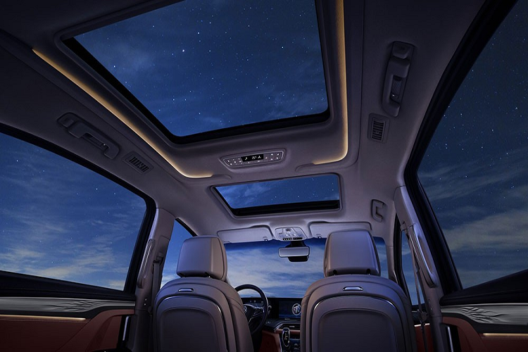 Cuối cùng là những hộc để đồ mới, cổng sạc USB bổ sung, đèn đọc sách dành cho hành khách ở hàng ghế cuối, màn hình hiển thị thông tin kính lái, ghế mát-xa 10 điểm, hệ thống đèn viền Ambient Lighting 128 màu, cửa sổ trời toàn cảnh và kính cửa sổ dày hơn nhằm mang đến không gian yên tĩnh bên trong xe. Dù ở phiên bản nào, Buick GL8 Avenir 2022 cũng được trang bị hệ truyền động mild hybrid thế hệ thứ 8 của tập đoàn GM.