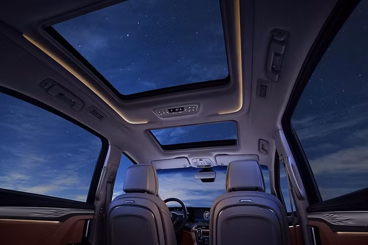 Cuối cùng là những hộc để đồ mới, cổng sạc USB bổ sung, đèn đọc sách dành cho hành khách ở hàng ghế cuối, màn hình hiển thị thông tin kính lái, ghế mát-xa 10 điểm, hệ thống đèn viền Ambient Lighting 128 màu, cửa sổ trời toàn cảnh và kính cửa sổ dày hơn nhằm mang đến không gian yên tĩnh bên trong xe. Dù ở phiên bản nào, Buick GL8 Avenir 2022 cũng được trang bị hệ truyền động mild hybrid thế hệ thứ 8 của tập đoàn GM.