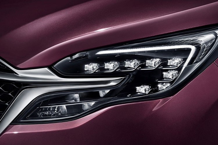 Ở thị trường Trung Quốc, Buick GL8 Avenir 2022 được trang bị đèn pha Matrix LED với thiết kế vuốt về phía sau mượt mà và tích hợp dải đèn LED định vị ban ngày.