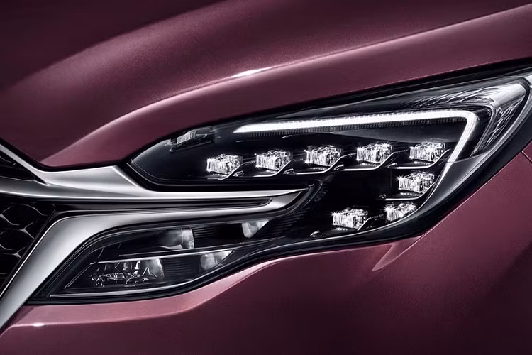 Ở thị trường Trung Quốc, Buick GL8 Avenir 2022 được trang bị đèn pha Matrix LED với thiết kế vuốt về phía sau mượt mà và tích hợp dải đèn LED định vị ban ngày.