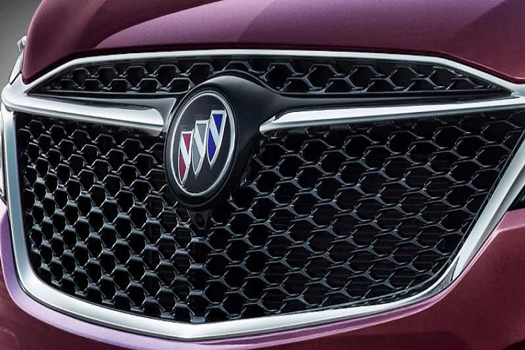 Là mẫu xe hạng sang dành riêng cho thị trường Trung Quốc, Buick GL8 Avenir 2022 sở hữu thiết kế tổng thể khá đặc trưng của dòng minivan. Trên đầu xe, mẫu xe này được trang bị lưới tản nhiệt rộng với 2 nẹp mạ crôm kéo dài từ logo của hãng sang hai bên đèn pha. Ngoài ra, lưới tản nhiệt còn được bao quanh bằng viền mạ crôm nhằm tạo cảm giác sang trọng.