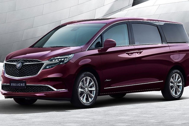 Bên dưới là hốc gió trung tâm với viền mạ crôm giống lưới tản nhiệt. Tiếp đến là 2 đường gân nổi bật, kéo đến cụm đèn hậu hình chữ "L" phía sau và cửa sổ cỡ lớn. Bên dưới cửa xuất hiện nẹp mạ crôm, tạo cảm giác như nối liền với viền của hốc gió trung tâm trên đầu xe.