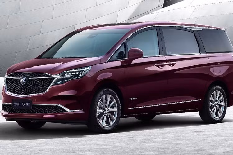 Bên dưới là hốc gió trung tâm với viền mạ crôm giống lưới tản nhiệt. Tiếp đến là 2 đường gân nổi bật, kéo đến cụm đèn hậu hình chữ "L" phía sau và cửa sổ cỡ lớn. Bên dưới cửa xuất hiện nẹp mạ crôm, tạo cảm giác như nối liền với viền của hốc gió trung tâm trên đầu xe.