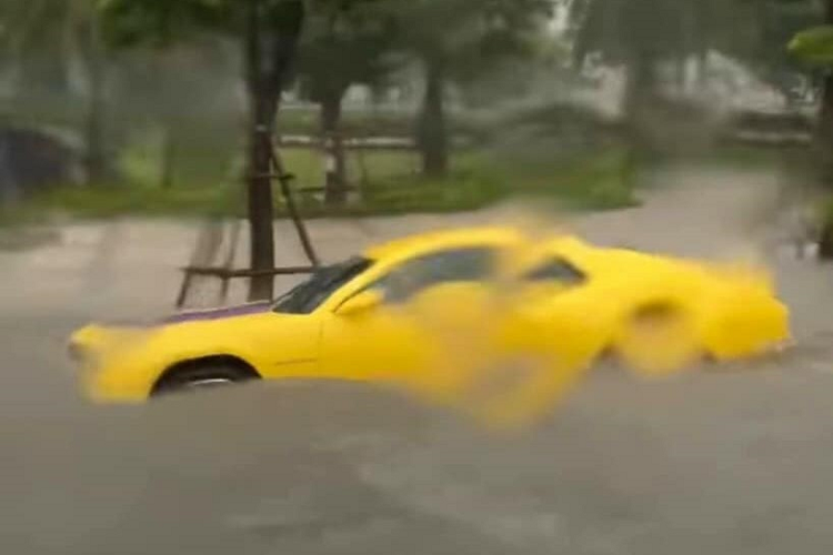Mới đây, trên mạng xã hội lan truyền những hình ảnh các con đường ở thành phố Hải Phòng đã biến "thành sông" sau trận mưa lớn xảy ra vào ngày 26/8/2021. Đáng chú ý chính là hình ảnh chiếc xe thể thao Chevrolet Camaro bị ngập nước đã không thể làm gì được khi di chuyển được.