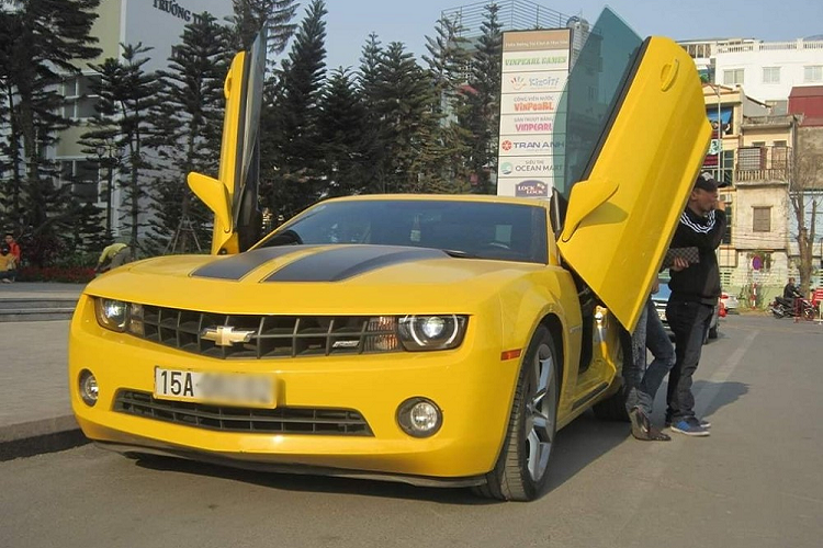 Những chiếc xe thể thao Chevrolet Camaro gắn liền với nhân vật Bumblebee trong bộ phim đình đám Transformers, ở Việt Nam, giới chơi xe mang về nước hơn 20 chiếc với đủ phiên bản, trong đó, Chevrolet Camaro thế hệ thứ 6 được quan tâm nhiều nhất.