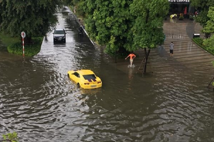 Dòng xe thể thao Chevrolet Camaro phiên bản 2011 được trang bị khối động cơ xăng V6, dung tích 3.6 lít, sản sinh công suất tối đa 312 mã lực và mô-men xoắn cực đại 377 Nm. Đồng hành cùng trái tim trên là hộp số tự động 6 cấp.