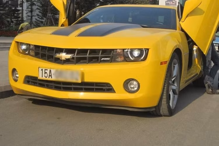 Theo chia sẻ của "cư dân mạng", chiếc xe thể thao Chevrolet Camaro bị ngập nước ở Hải Phòng đã định cư ở đây nhiều năm, xe được chủ nhân trang bị không ít đồ chơi đắt giá, trong số đó có cửa cắt kéo giống với các siêu xe của Lamborghini có giá lên đến hàng trăm triệu đồng. 