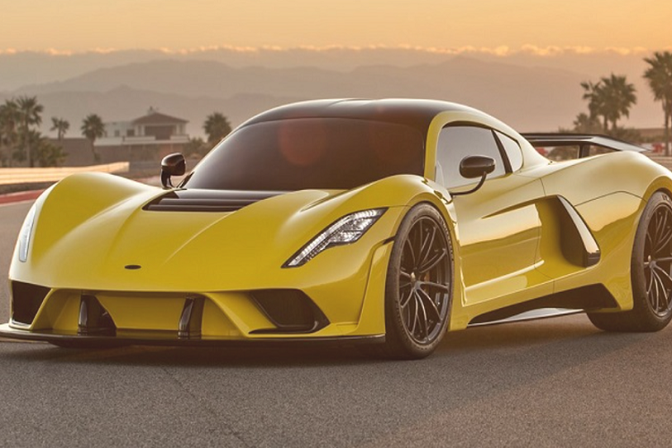 Mức giá xe Hennessey Venom F5 khởi điểm lên đến 2,1 triệu USD (khoảng 47,6 tỷ đồng) nhưng điều đáng ngạc nhiên là nó lại không hề được trang bị túi khí an toàn. Chính điều này đã ảnh hưởng đến tính hợp pháp của Venom F5 khi di chuyển trên đường phố Mỹ. Theo quy định, mẫu hypercar này chỉ có thể di chuyển quãng đường tối đa 2.500 dặm (~ 4.023 km) mỗi năm và phải đăng ký dưới dạng xe trưng bày.