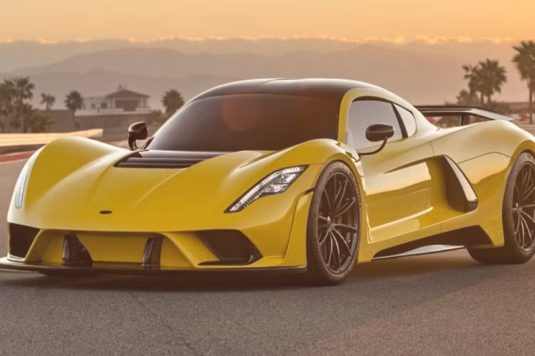 Mức giá xe Hennessey Venom F5 khởi điểm lên đến 2,1 triệu USD (khoảng 47,6 tỷ đồng) nhưng điều đáng ngạc nhiên là nó lại không hề được trang bị túi khí an toàn. Chính điều này đã ảnh hưởng đến tính hợp pháp của Venom F5 khi di chuyển trên đường phố Mỹ. Theo quy định, mẫu hypercar này chỉ có thể di chuyển quãng đường tối đa 2.500 dặm (~ 4.023 km) mỗi năm và phải đăng ký dưới dạng xe trưng bày.