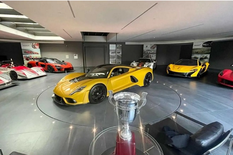 Chiếc Hennessey Venom F5 đầu tiên có màu sơn ngoại thất Mojave Gold tương tự như nguyên mẫu từng ra mắt tại sự kiện SEMA 2017. Từ những hình ảnh được chia sẻ, có thể thấy Hennessey Venom F5 hiện đã “yên vị” tại một căn gara với đầy những siêu phẩm như McLaren P1, Ferrari LaFerrari, Porsche 918 Spyder hay McLaren Senna.