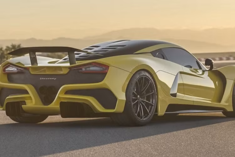 Lý giải về việc không có hệ thống túi khí an toàn, nhà sản xuất Hennessey cho biết Venom F5 được thiết kế để trở thành một biểu tượng toàn diện trên đường đua và cạnh tranh với những chiếc hypercar vĩ đại nhất từ trước tới nay trên thế giới. “Trái tim” của siêu xe Hennessey Venom F5 là khối động cơ tăng áp kép V8 6.6L sản sinh công suất tối đa 1.817 mã lực tại 8.200 vòng/phút và momen xoắn cực đại 1.617 Nm tại 5.500 vòng/phút.