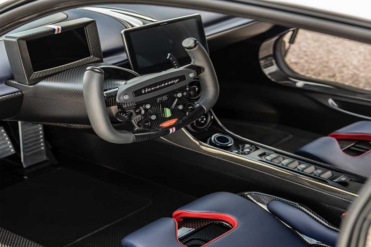 Bên cạnh chiếc Venom F5 màu vàng Mojave Gold vừa được bàn giao, Hennessey còn sẵn sàng bàn giao thêm chiếc thứ hai với màu sơn ngoại thất Lausanne Silver cùng đường kẻ trắng/xanh/đỏ ở mui xe. Theo kế hoạch, chiếc Venom F5 này sẽ được trưng bày tại bảo tàng xe hơi Petersen vào đầu tháng 12 sắp tới trước khi bàn giao tới tay chủ nhân.