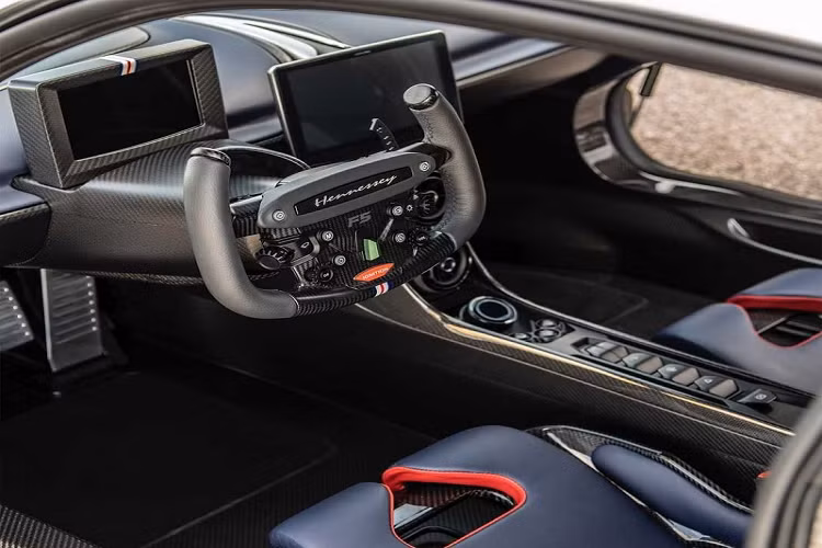 Bên cạnh chiếc Venom F5 màu vàng Mojave Gold vừa được bàn giao, Hennessey còn sẵn sàng bàn giao thêm chiếc thứ hai với màu sơn ngoại thất Lausanne Silver cùng đường kẻ trắng/xanh/đỏ ở mui xe. Theo kế hoạch, chiếc Venom F5 này sẽ được trưng bày tại bảo tàng xe hơi Petersen vào đầu tháng 12 sắp tới trước khi bàn giao tới tay chủ nhân.