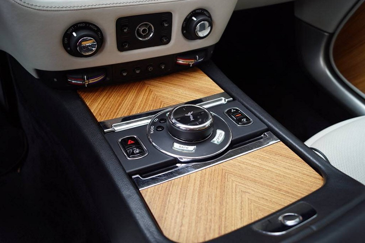 Chiếc Rolls-Royce Wraith này được sơn phối 2 màu đen và bạc. Ngoài ra, đại lý Hyundai Long Island còn dùng từ "tiêu chuẩn" khi miêu tả về chiếc xe siêu sang. Điều này khiến nhiều người cảm thấy ngạc nhiên vì xe Rolls-Royce vốn không hề có cái gọi là "bản tiêu chuẩn" như những dòng ôtô thông thường.