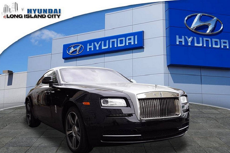 Được biết, đại lý hiện đang rao bán chiếc Rolls-Royce Wraith đời 2014 này nằm tại đảo Long Island của New York, Mỹ. Đại lý này thường được biết đến như nơi bán những chiếc ôtô hatchback và SUV mang thương hiệu Hyundai. Thậm chí, đại lý này còn không bán những chiếc xe sang mang thương hiệu Genesis của tập đoàn Hyundai. Ấy vậy mà gần đây, đại lý này lại rao bán chiếc Rolls-Royce Wraith trên trang Craigslist.